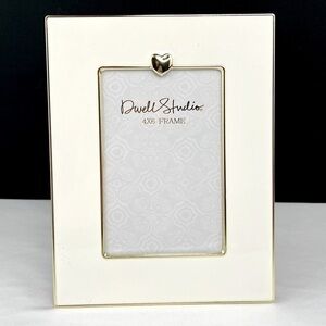 Dwell Studio - ‘Heart’ picture frame. 4 x 6“. NWT.